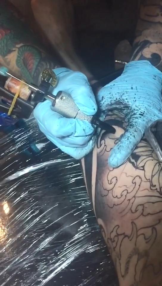 小腿传统纹身图案纹身师割线打雾操作视频