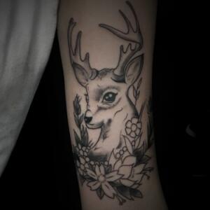 厦门的花小姐大臂内侧可爱的花丛小鹿纹身图案