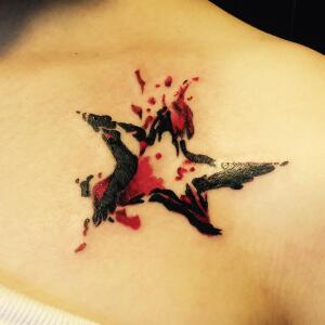 厦门可爱妹子纪小姐前胸的抽象五角星纹身图案