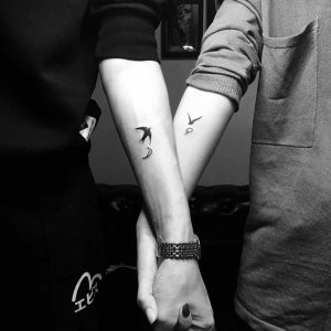 王先生和李小姐手臂的大雁字母纹身图案