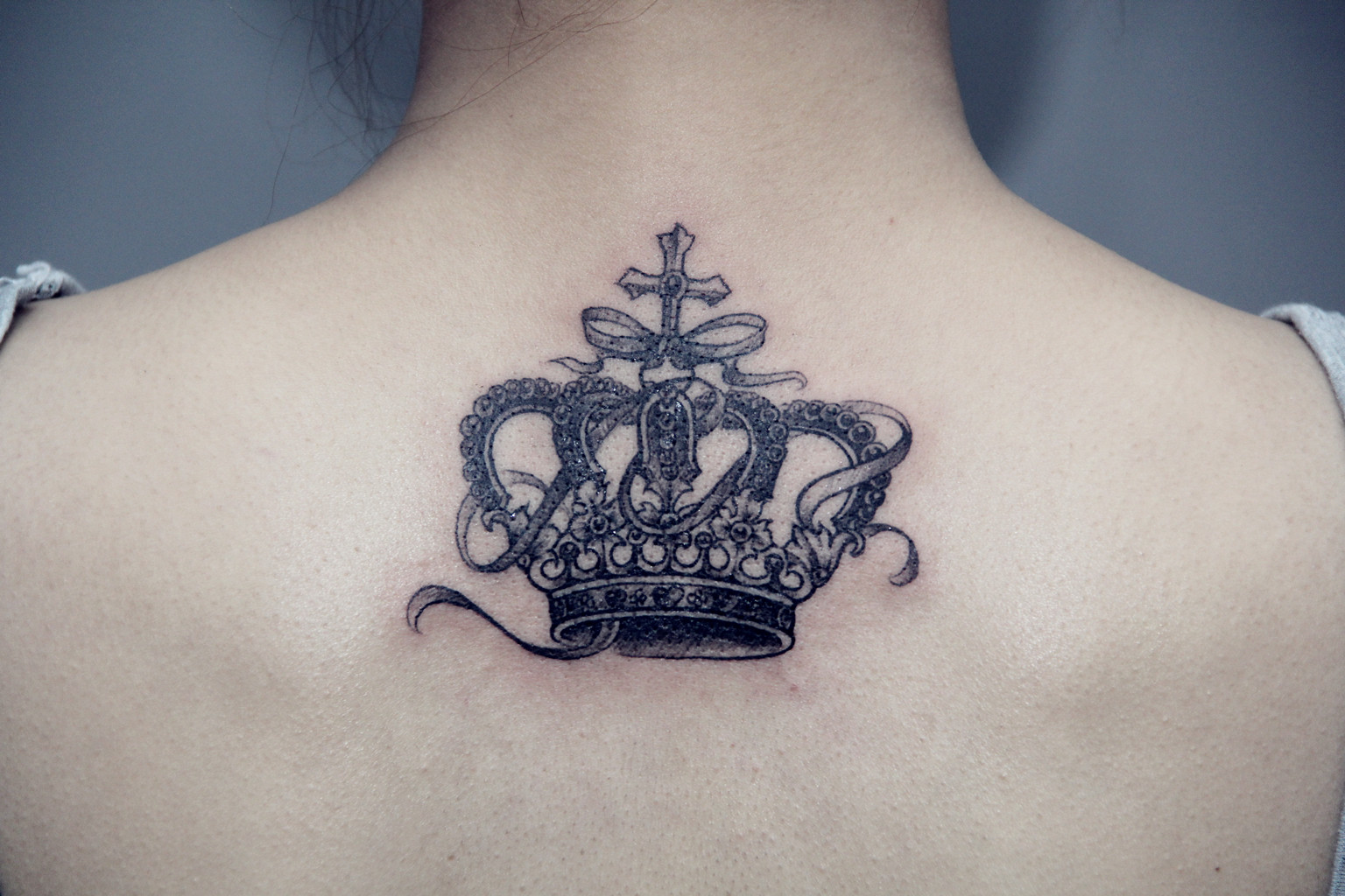 蒋小姐背部的皇冠纹身图案