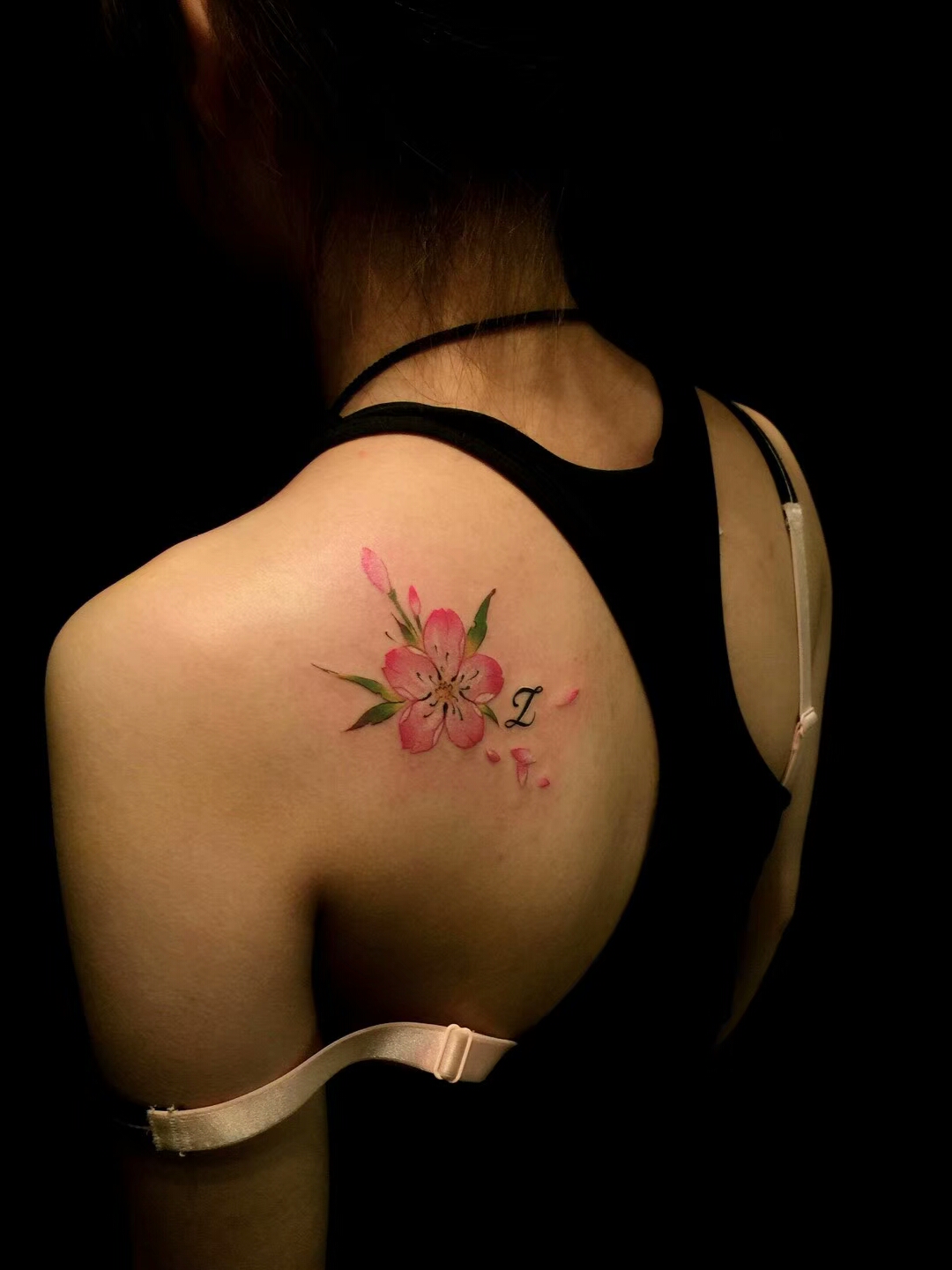 健美教练王小姐背部的粉色花朵纹身图案