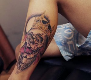 运动达人王先生腿部的骷髅皇冠纹身图案