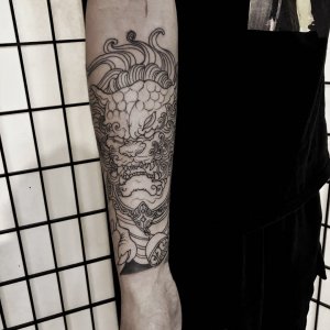 小臂唐狮纹身图案